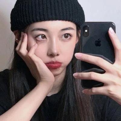 戴流苏耳环的少女